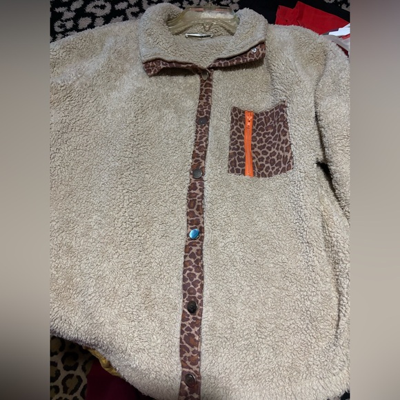 teddy button down jacket with leopard accents✨ - Picture 4 of 8